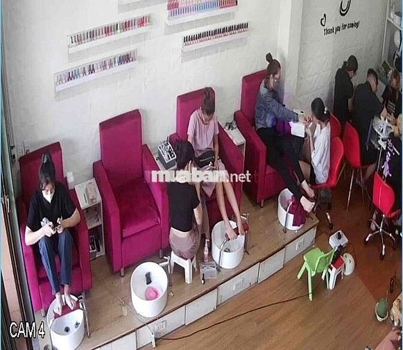sang tiệm nail đông khách đường lớn