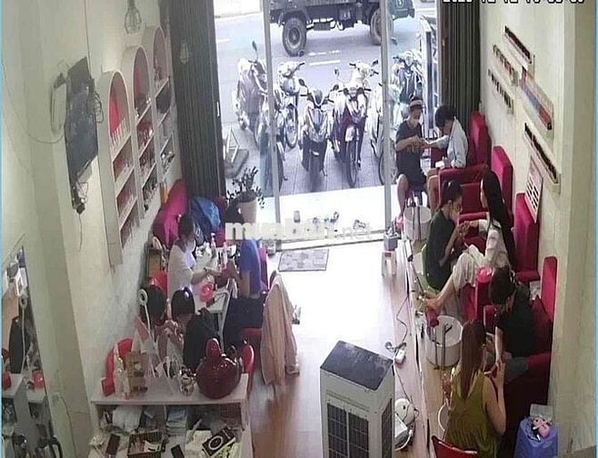 sang tiệm nail đông khách đường lớn