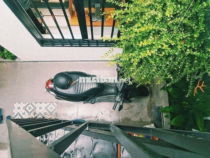 Cho thuê nhà nguyên căn nhà đẹp không gian rộng có sân để xe