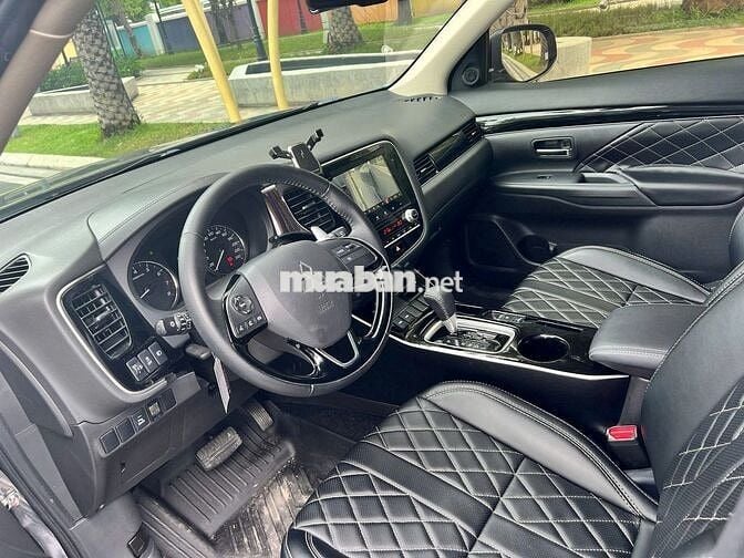 Mitsubishi Outlander 2023 2.0 CVT lướt chính hãng
