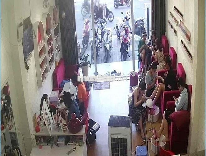 sang tiệm nail đông khách đường lớn