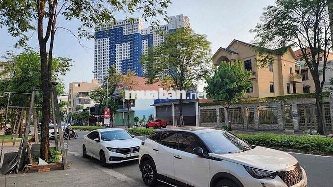 Bán Khách Sạn 10 tầng 66 phòng Chánh Nghĩa trung tâm Thủ Dầu Một