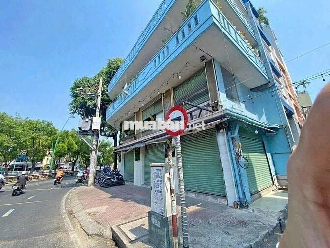 Gia đình đi định cư cần bán nhà đẹp, 2 mặt tiền, quận Phú Nhuận.
