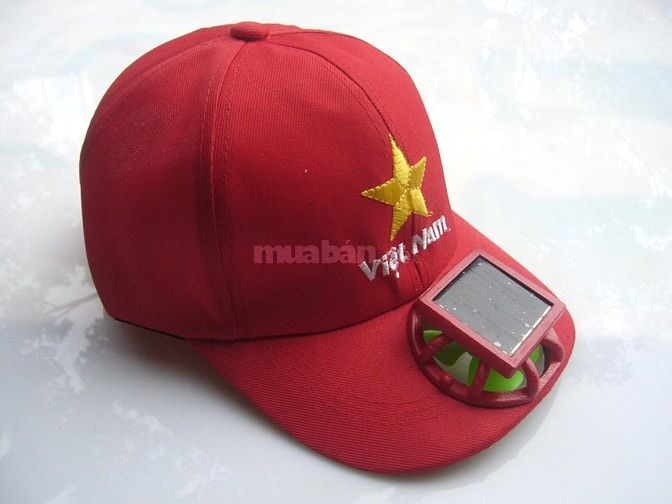 Mũ đỏ sao vàng có gắn quạt dùng năng lượng mặt trời