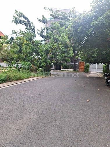 Bán nhanh lô đất 2 mặt tiền Nguyễn Văn Hưởng, khu compound, 15x21m