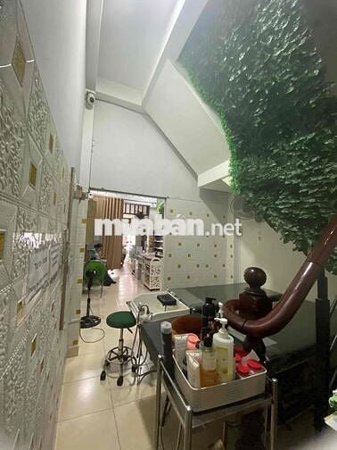 cần sang mặt bằng cắt tóc, nails,gội do không có người quản lí