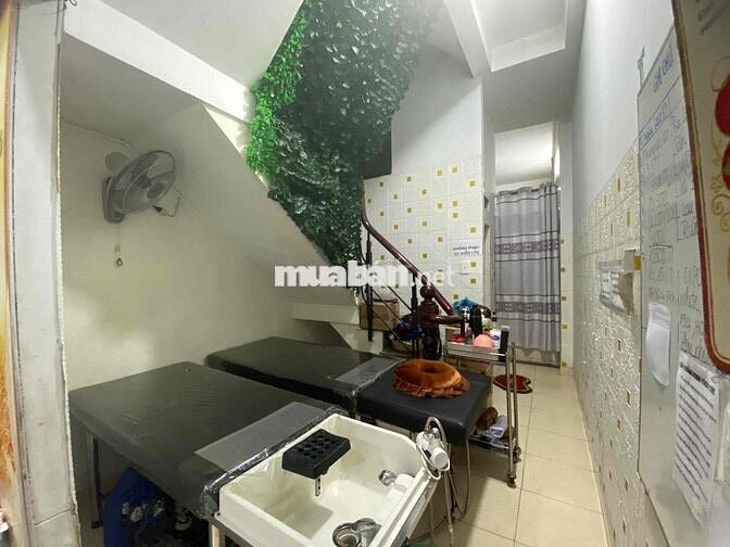 cần sang mặt bằng cắt tóc, nails,gội do không có người quản lí