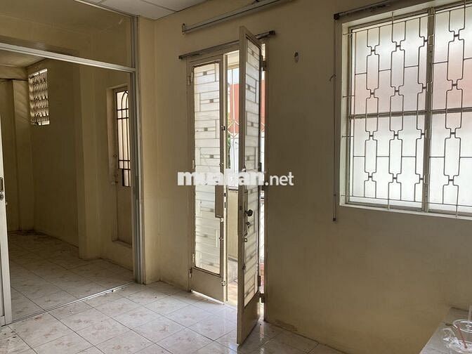 Toàn bộ lầu 1,2 như hình nhà MT Nơ Trang Long có lối đi riêng bên hông