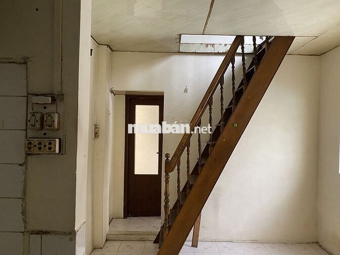 Toàn bộ lầu 1,2 như hình nhà MT Nơ Trang Long có lối đi riêng bên hông