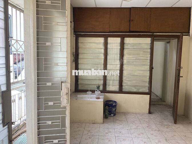 Toàn bộ lầu 1,2 như hình nhà MT Nơ Trang Long có lối đi riêng bên hông