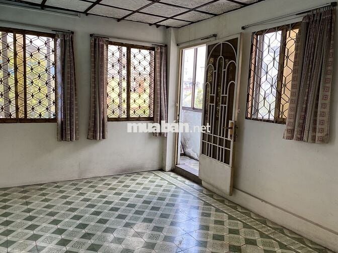 Toàn bộ lầu 1,2 như hình nhà MT Nơ Trang Long có lối đi riêng bên hông