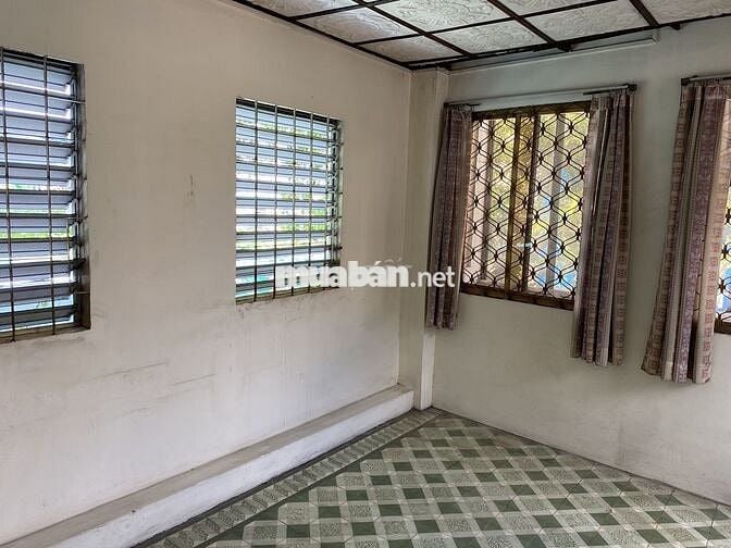 Toàn bộ lầu 1,2 như hình nhà MT Nơ Trang Long có lối đi riêng bên hông