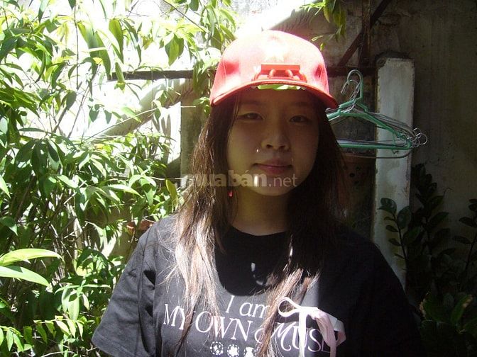 Mũ đỏ sao vàng có gắn quạt dùng năng lượng mặt trời