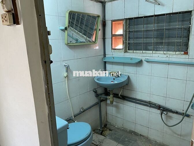 Toàn bộ lầu 1,2 như hình nhà MT Nơ Trang Long có lối đi riêng bên hông
