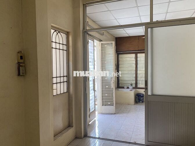 Toàn bộ lầu 1,2 như hình nhà MT Nơ Trang Long có lối đi riêng bên hông