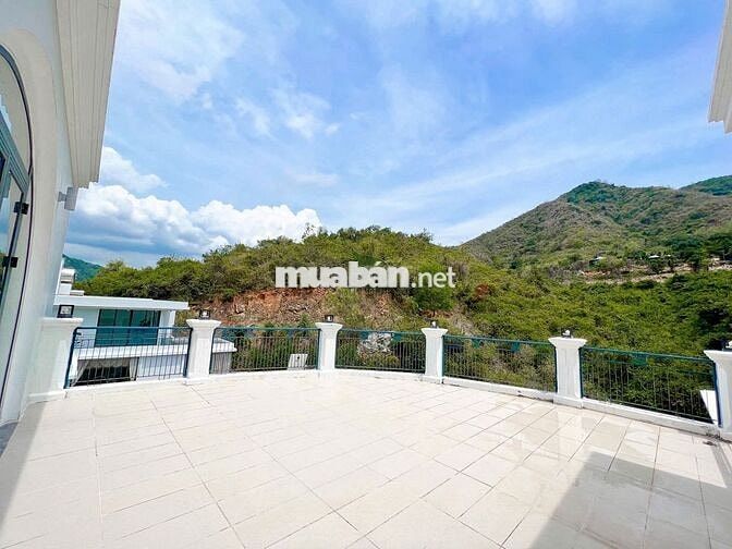 CHO THUÊ VILLA CÓ THANG MÁY VIEW TOÀN CẢNH VỊNH NHA TRANG GIÁ 90 TRIỆU