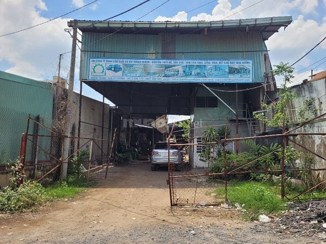 Bán, cho thuê kho, nhà xưởng 1274 m2, cách QL Xuyên Á 200m, mặt tiền.