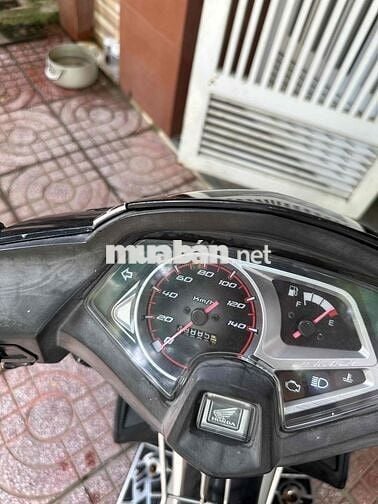 nhà nhiều xe nên không đi đến