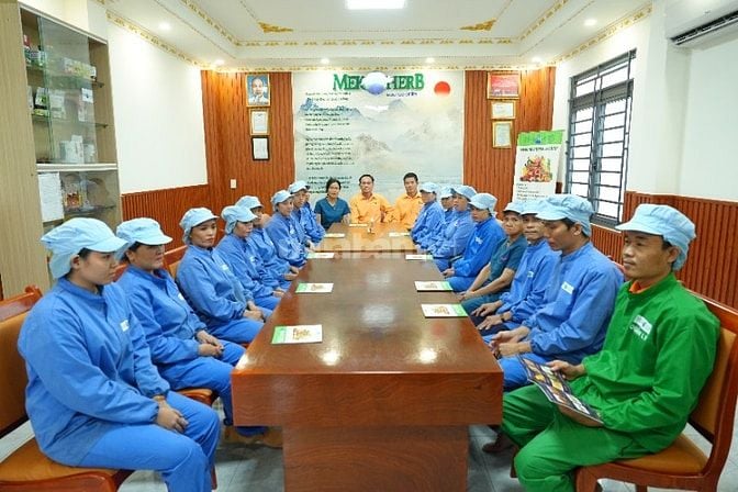 Công nhân chế biến nông sản đông lạnh