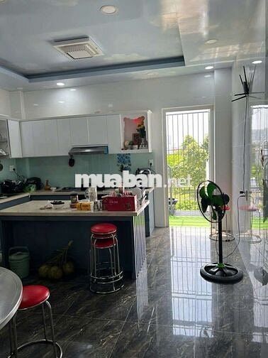 NHÀ 5X20M 3 TẤM CÓ THANG MÁY NGAY CHUNG CƯ