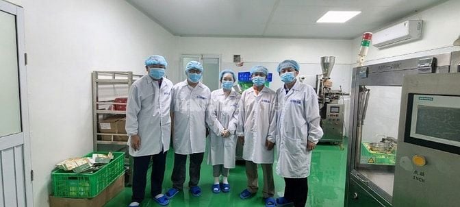 Công nhân chế biến nông sản đông lạnh
