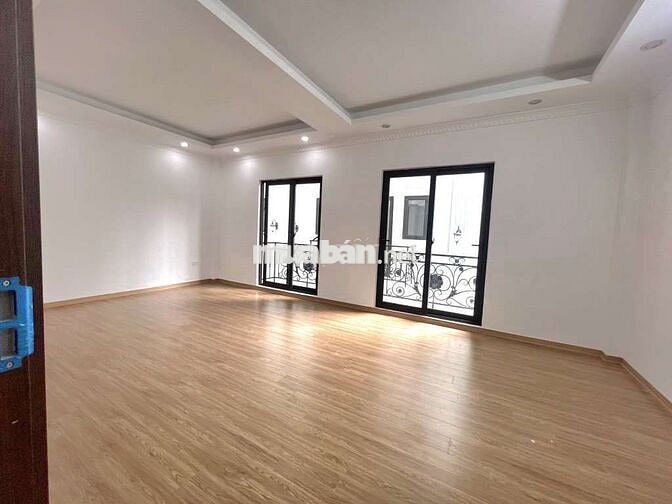 HƠN 6 TỶ NHÀ MỚI 40M² THẠCH BÀN, LONG BIÊN, ÔTÔ ĐỖ GẦN 4 PHÒNG NGỦ