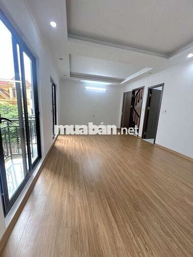 HƠN 6 TỶ NHÀ MỚI 40M² THẠCH BÀN, LONG BIÊN, ÔTÔ ĐỖ GẦN 4 PHÒNG NGỦ