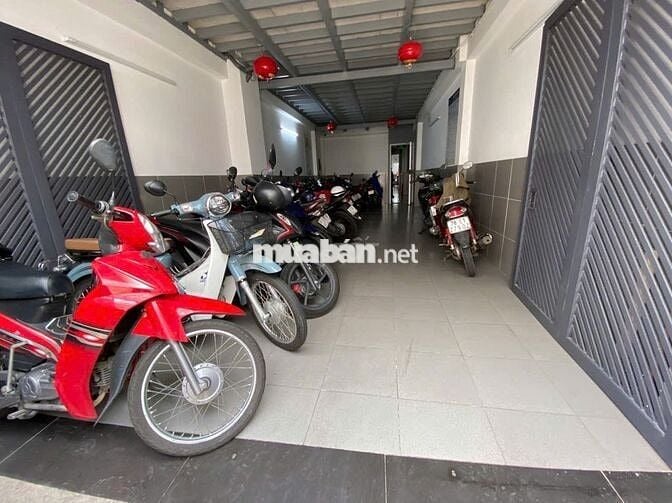 KTX NỮ NGAY ĐH SƯ PHẠM KỸ THUẬT , ĐH NGÂN HÀNG
