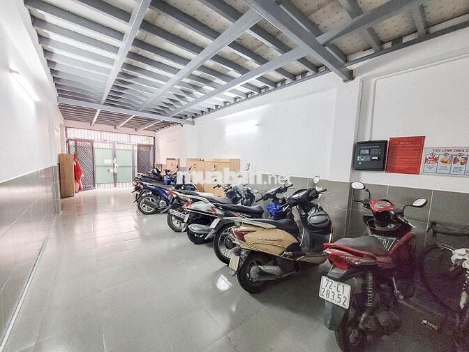 KTX NỮ NGAY ĐH SƯ PHẠM KỸ THUẬT , ĐH NGÂN HÀNG