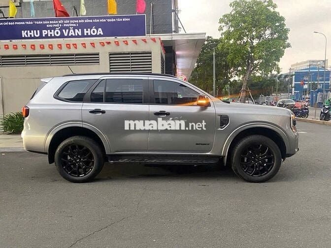 Ford Everest Sport 2023 màu cực hiếm