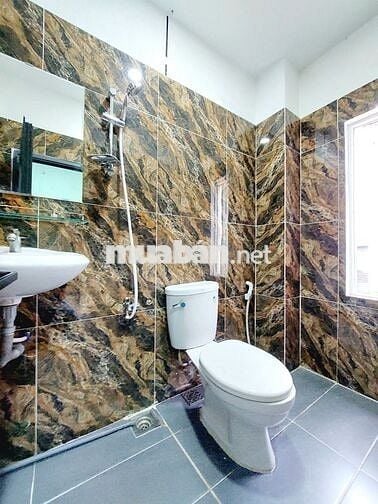 PHÒNG CỬA SỔ MỚI XÂY FULL TIỆN NGHIE 4' ĐI EMART