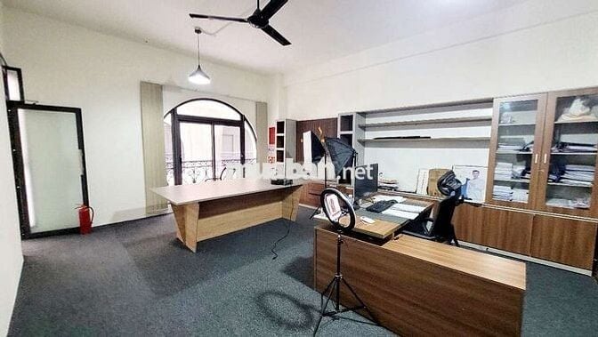 Cho thuê MBKD trệt + lầu, setup sẵn nội thất văn phòng, giá siêu hời