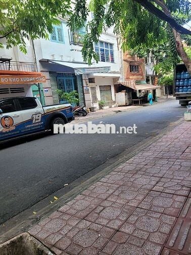 Mặt tiền kinh doanh và phòng ở trêt