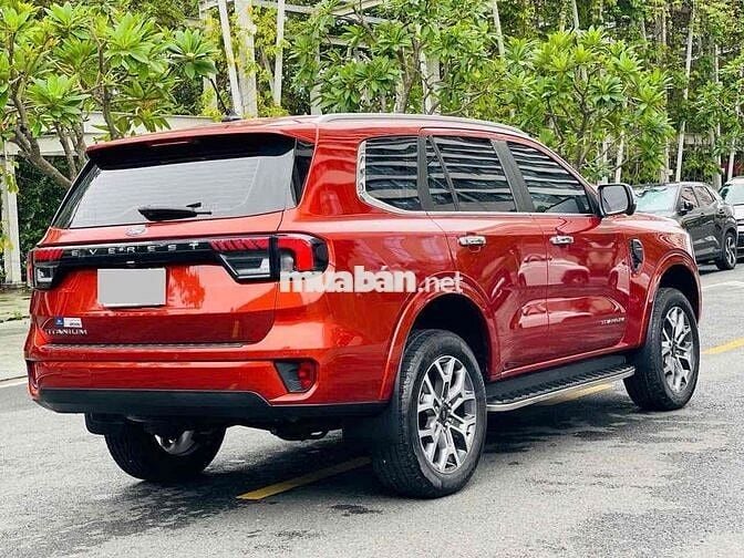 Ford Everest 2023 Titanium 2.0 AT 4x2 - 8000 km