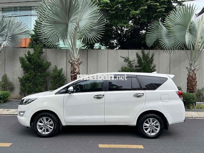 Toyota Innova 2.0E số sàn 8 chổ 2017