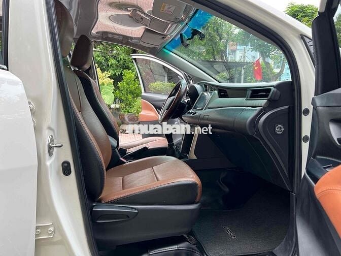 Toyota Innova 2.0E số sàn 8 chổ 2017