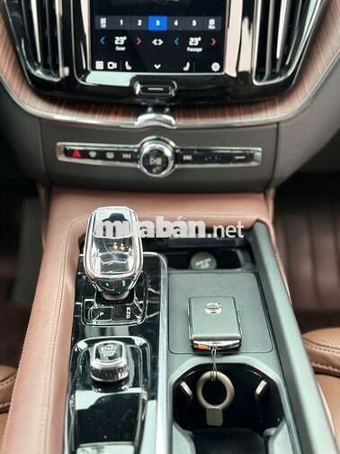 Volvo XC60 2023 Ultimate Dark B6 AWD - 26000 km