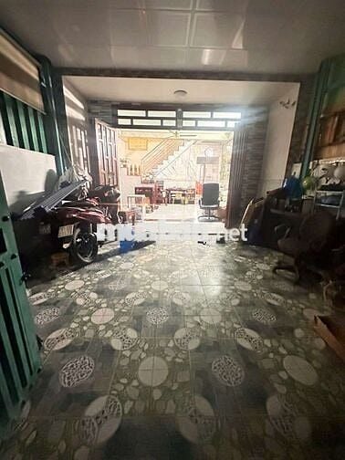 Cho thuê nhà sân xe hơi gần ngã 3 ông xã