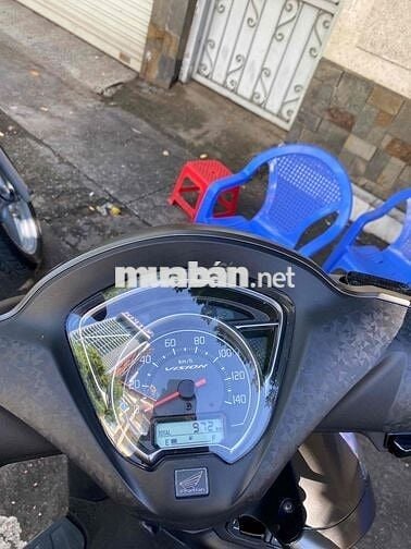 vision mua mới chạy 900 km như xe thùng