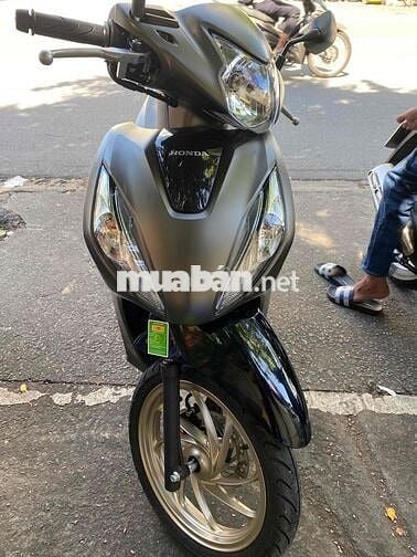 vision mua mới chạy 900 km như xe thùng
