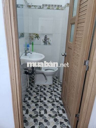 Nhà cho thuê hẻm 588 Tỉnh Lộ 10, BT (3PN kín, 1 lửng, 2WC) nhà trống