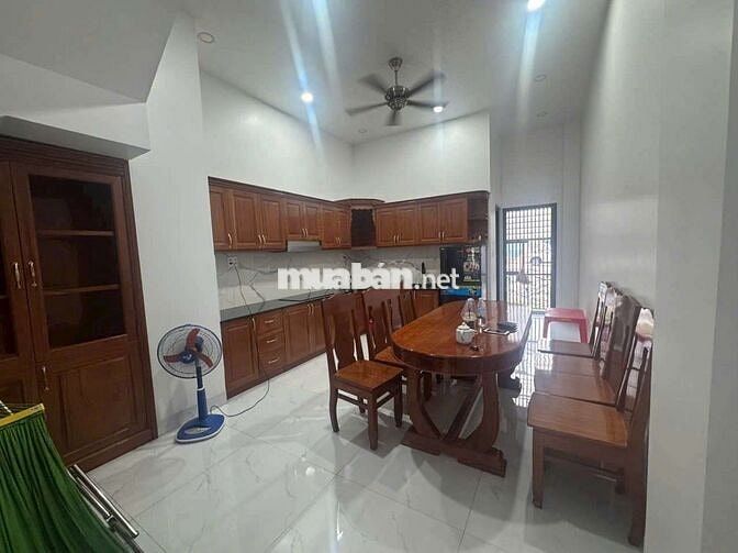 Nhà 1 trệt 2 lầu 4p ngủ gần VSIP 1,kế đường 22/12 có nội thất cơ bản