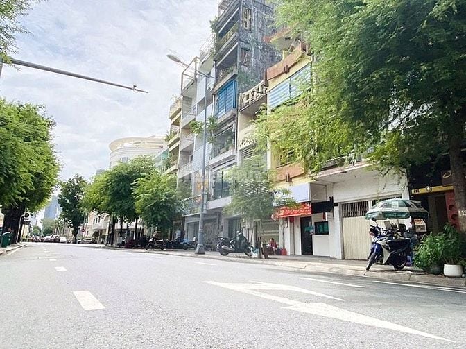 Bán tòa nhà mặt tiền Lê Thánh Tôn, Quận 1, 5 tầng , giá 85 tỷ