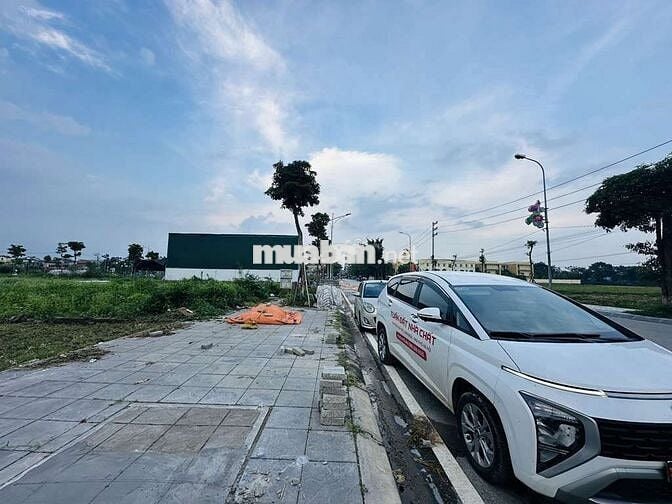 Chỉ 8,x tỉ có ngay lô đất vàng , bus đỗ tận cửa- THỤY LÂM, ĐÔNG ANH