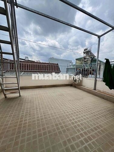 Nhà Sạch Sẻ DT 5,5m x 20m 1Trệt 2lầu 4Pn 3Wc Sân Rộng Ôtô Hẻm Xe Tải