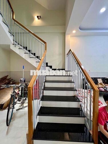 Nhà Sạch Sẻ DT 5,5m x 20m 1Trệt 2lầu 4Pn 3Wc Sân Rộng Ôtô Hẻm Xe Tải