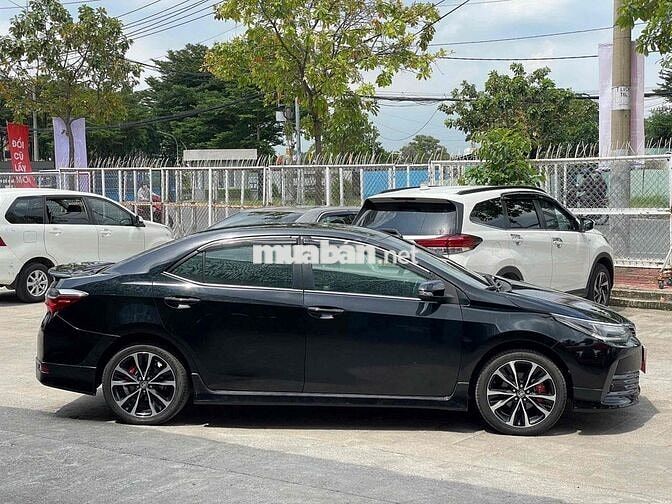 Toyota Corolla Altis 2017 2.0V Sport đi chỉ 13.000