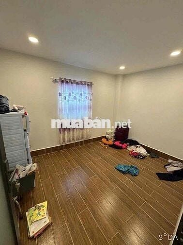 Bán nhà 68/1 Lý Chính Thắng , ngang 5m cách mặt tiền 1 căn , 4 tầng