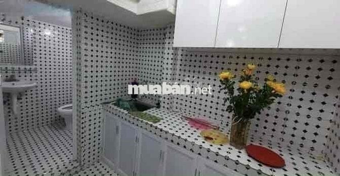 Cho thuê căn hộ tập thể tầng 3, mặt phố Nguyên Hồng, Ba Đình