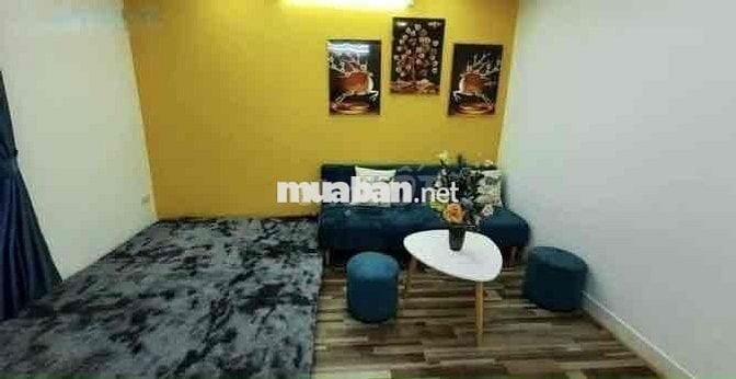 Cho thuê căn hộ tập thể tầng 3, mặt phố Nguyên Hồng, Ba Đình
